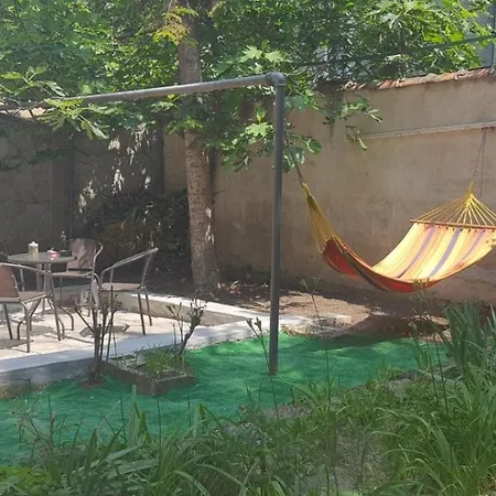 Hostal At *
